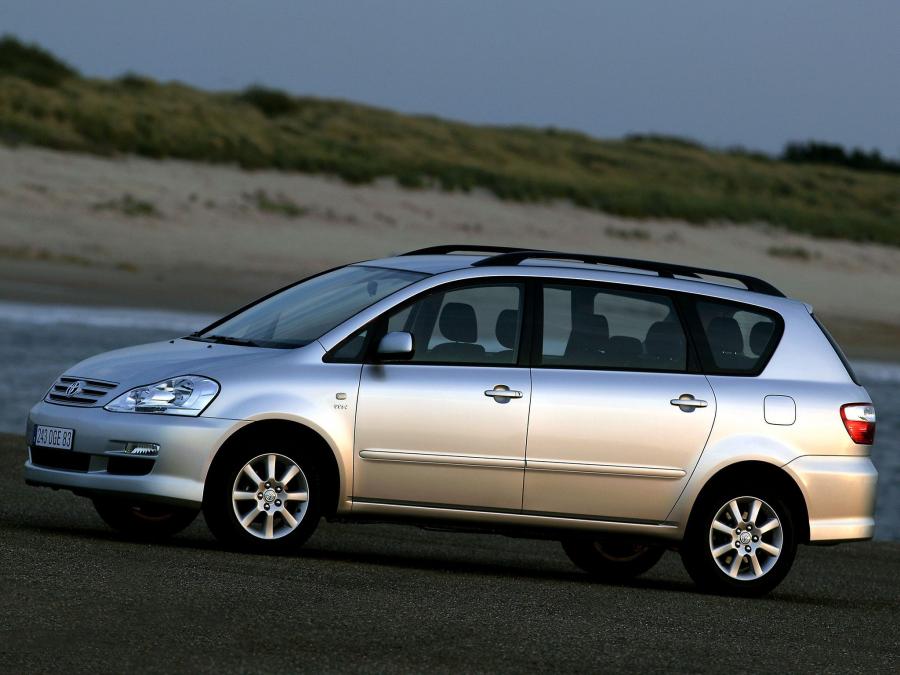  Toyota Avensis Verso 2003 года  (фото 2 из 25)